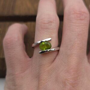 Size 6.75 Silver Tone Green Glass Gem Ring A1153